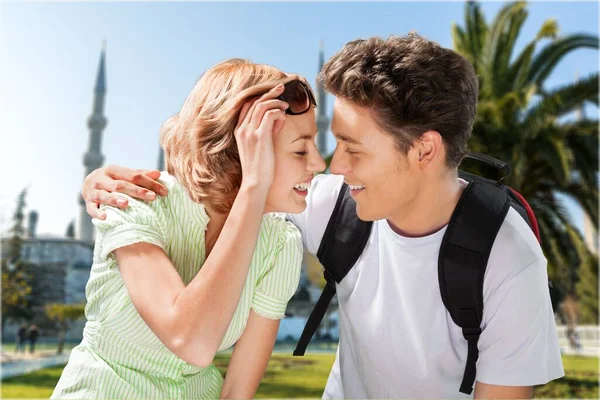 Jovem Casal Com Mochila Mapa — Fotografia de Stock