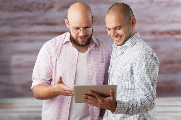 Boldog Fiatal Férfiak Digitális Tabletet Használnak — Stock Fotó