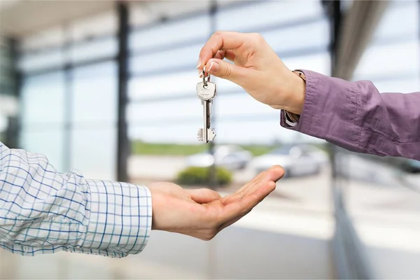 Agenten ger nyckeln till klient — Stockfoto