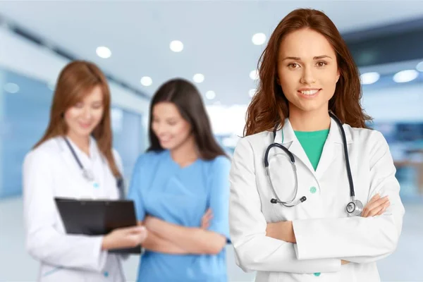 Jeune Médecin Femme Souriante Avec Stéthoscope — Photo