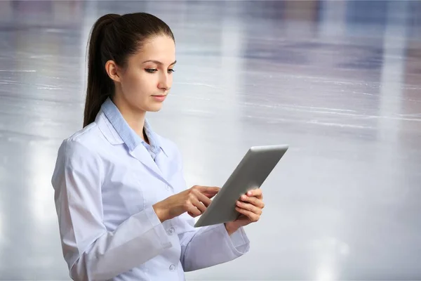 Portrait Young Woman Doctor Tablet — Stock Photo, Image