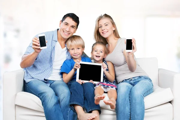 Familia Feliz Con Dispositivos Digitales —  Fotos de Stock