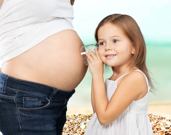 Беременная Женщина Маленькая Дочь — стоковое фото