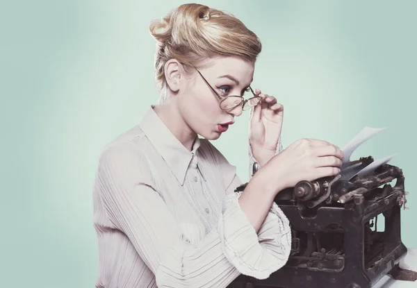 Женщина работает на винтажной пишущей машинке — стоковое фото