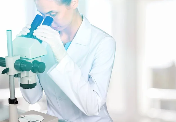 Mujer Joven Usando Microscopio Laboratorio —  Fotos de Stock