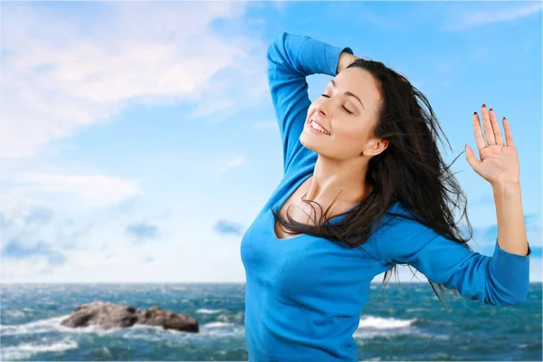 Joven Hermosa Mujer Contra Fondo Del Mar — Foto de Stock