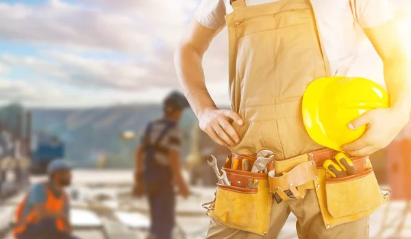 Uomo Operaio Con Casco Sfondo Sfocato — Foto Stock