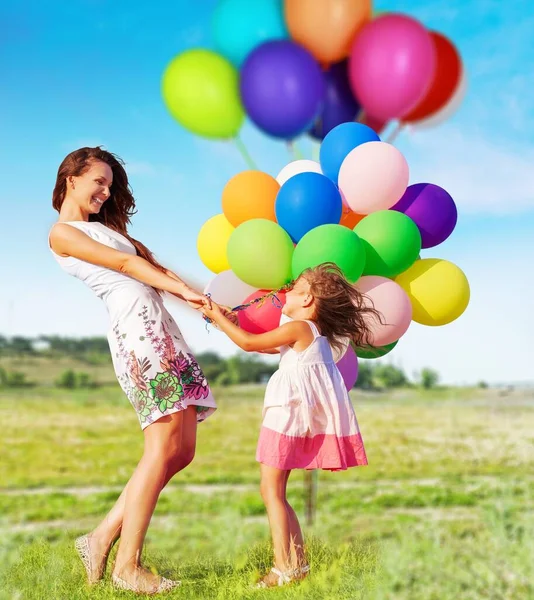 快乐的母亲和女儿玩气球 — 图库照片