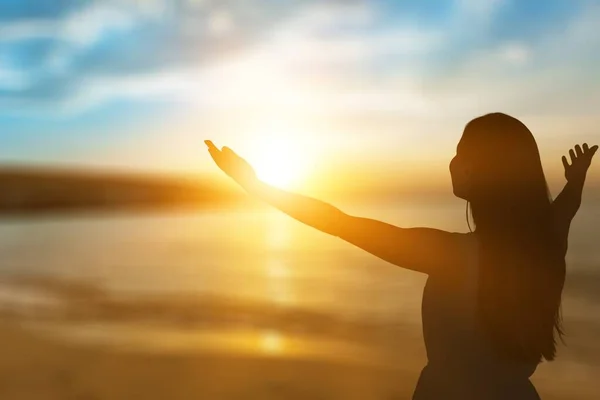 Frau Hebt Hände Strand — Stockfoto