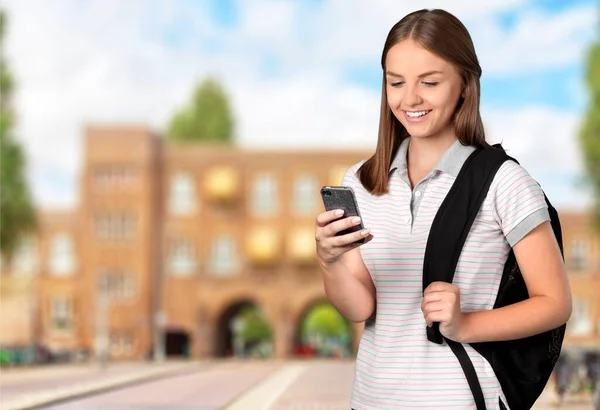 Ung Student Kvinna Med Mobiltelefon — Stockfoto