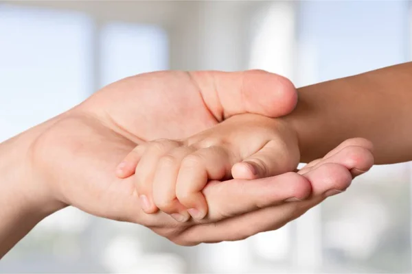 Kind Und Mutter Hand — Stockfoto