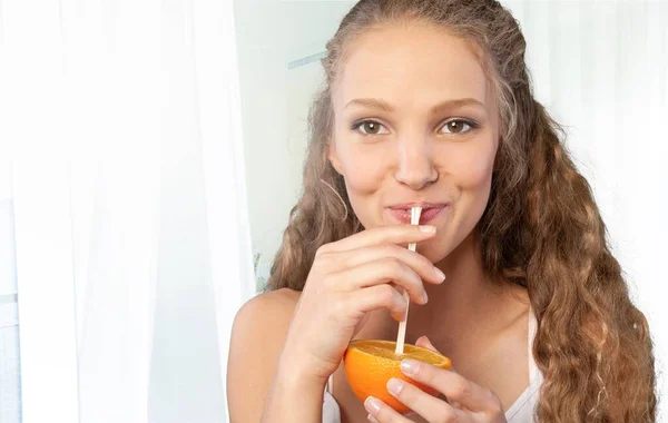 Jovem Mulher Beber Suco — Fotografia de Stock