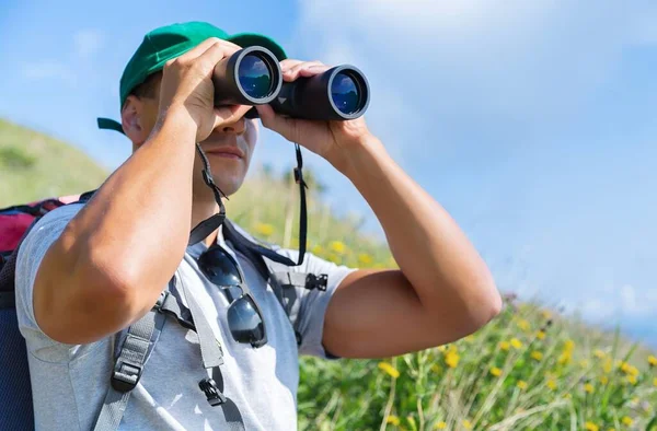 Hombre Con Prismáticos Fondo Las Montañas — Foto de Stock