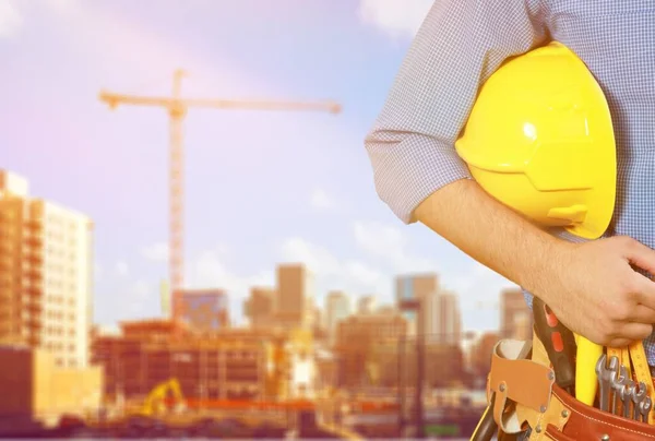 Engenheiro Segurando Capacete Canteiro Obras Fundo — Fotografia de Stock