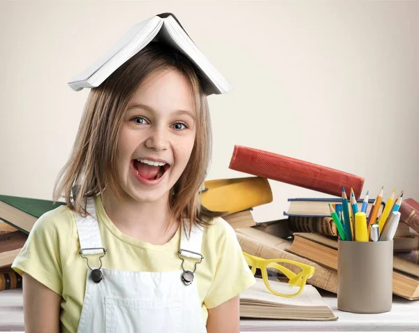 Bambina Con Libro Testa — Foto Stock