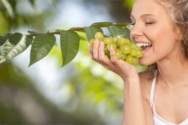 Jonge Vrouw Met Een Tros Druiven — Stockfoto