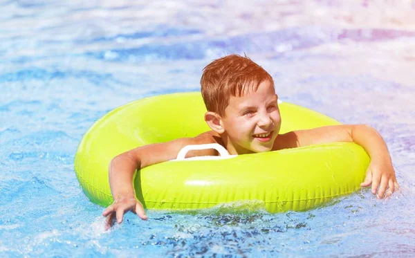 Malý Chlapec Hraje Nafukovacím Kroužkem Bazénu — Stock fotografie
