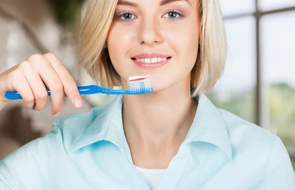 Jovem Mulher Segurando Escova Dentes — Fotografia de Stock