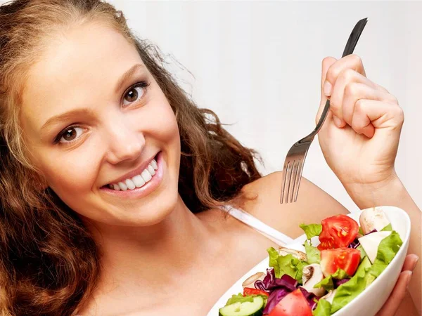 Jovem Mulher Comendo Salada Cozinha — Fotografia de Stock