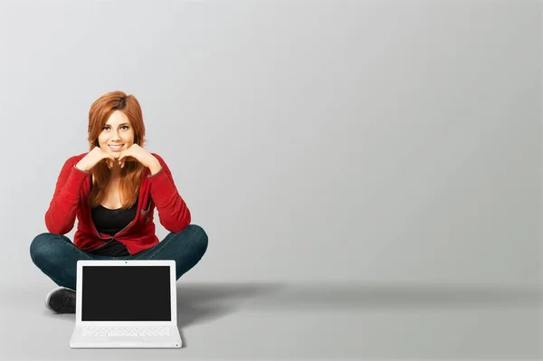 背带手提电脑的年轻妇女 — 图库照片