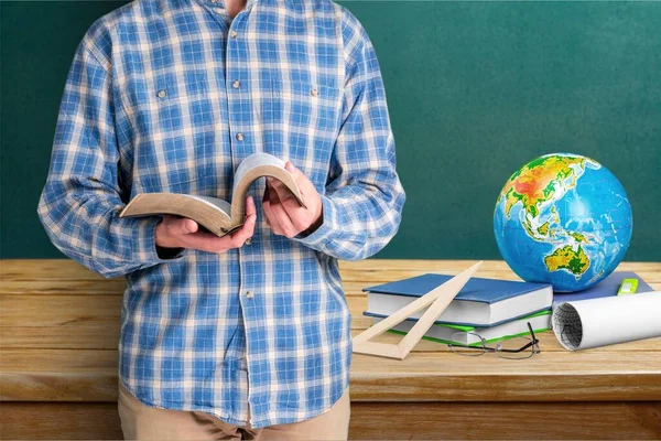 Sınıftaki Erkek Öğrenci Elinde Kitap Tutuyor — Stok fotoğraf