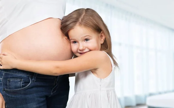 Klein Meisje Omarmen Haar Zwangere Moeder — Stockfoto