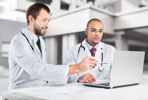 Retrato Médicos Jóvenes Confiados — Foto de Stock