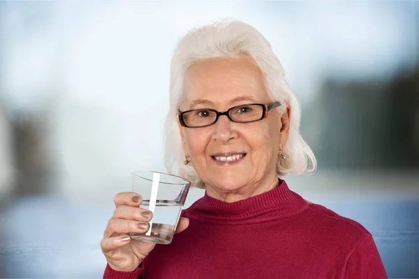 Остеопороз Улыбающаяся Пожилая Женщина Пьет Воду — стоковое фото