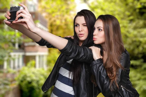 Twee Jonge Vrouwen Doen Selfie — Stockfoto