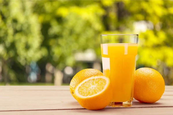 Gros Plan Jus Orange Frais Savoureux Dans Verre Sur Table — Photo