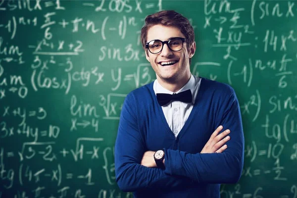 Junge Lehrerin Mit Brille Gegen Tafel — Stockfoto