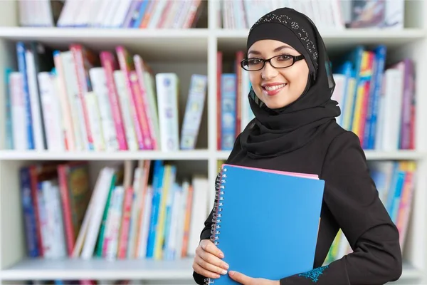 Vrouwelijke Moslim Student Met Copybooks — Stockfoto