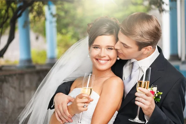 Young Wedding Couple Bride Groom Holding Champagne Glasses — Stock Photo, Image