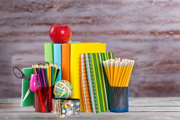 Schulbedarf Schulschreibwaren Auf Holztisch — Stockfoto