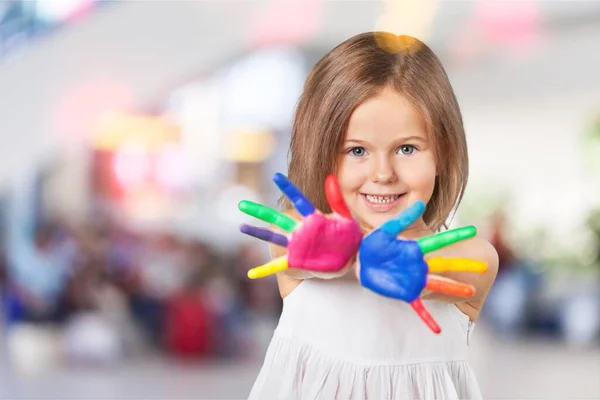 Malá Dívka Ukazuje Malovaný Ruce Pozadí — Stock fotografie