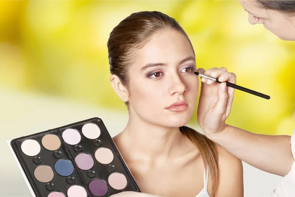 Maquillaje Artista Aplicar Maquillaje Mujer Joven —  Fotos de Stock