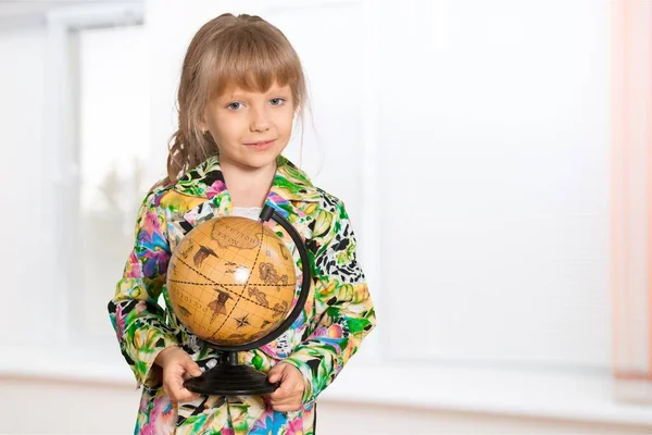 Маленькая Девочка Глобусом Руках — стоковое фото
