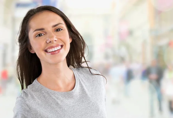 Felice Giovane Donna Sorridente Alla Macchina Fotografica — Foto Stock