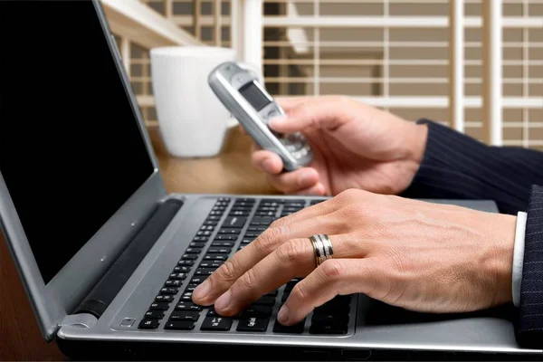 Geschäftsmann Mit Telefon Und Computer Hintergrund — Stockfoto