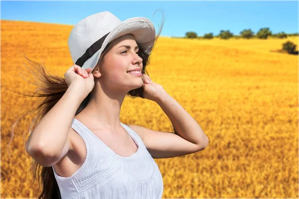 Buğday Tarlasında Mutlu Bir Kadın — Stok fotoğraf