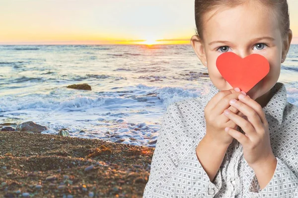 Elinde Kağıt Kalp Işareti Tutan Küçük Tatlı Bir Kız — Stok fotoğraf