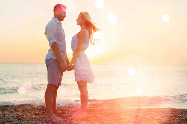 Šťastný Pár Drží Ruku Pláži — Stock fotografie