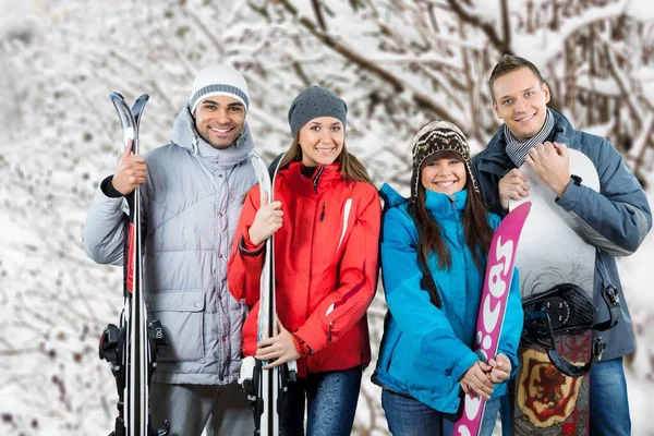 カメラで微笑む幸せなスキーヤーのグループ — ストック写真