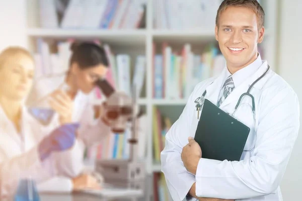 Médico Posando Com Braços Cruzados — Fotografia de Stock