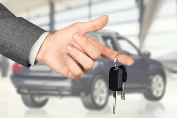 Ręka Człowieku Trzymając Klucz Samochodu — Zdjęcie stockowe