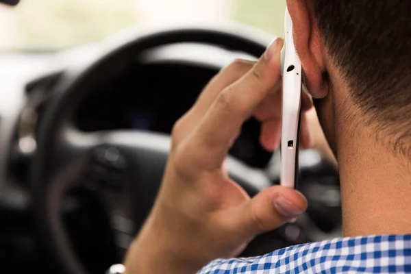 Мужчина Разговаривает Мобильному Телефону Время Вождения Автомобиля — стоковое фото