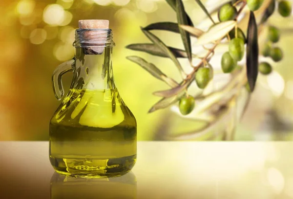 玻璃瓶中的橄榄油 带有额外的处女成分 — 图库照片