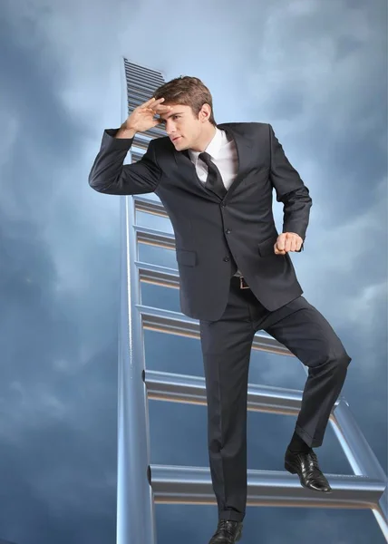 Empresario Buscando Trabajo Una Escalera — Foto de Stock