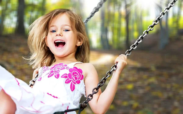 Μικρό Παιδί Ξανθό Κορίτσι Διασκεδάζοντας Μια Κούνια — Φωτογραφία Αρχείου