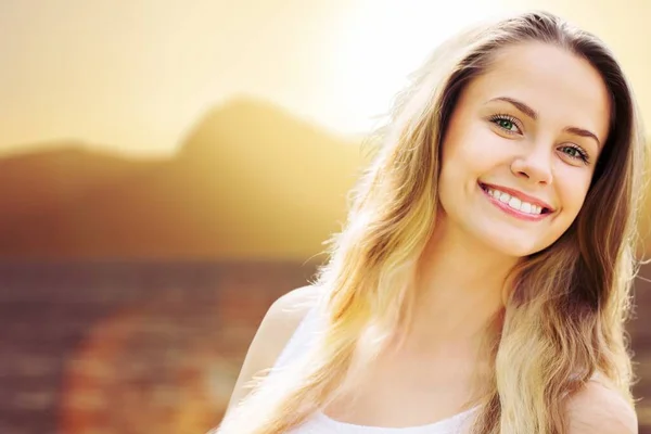 Porträt Einer Schönen Jungen Frau Mit Langen Haaren — Stockfoto